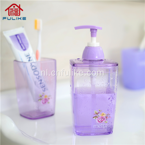 Vierkante shampoo plastic fles met pompdispenser